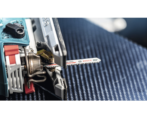 Vue détaillée d''une scie sauteuse avec une lame de scie Bosch insérée