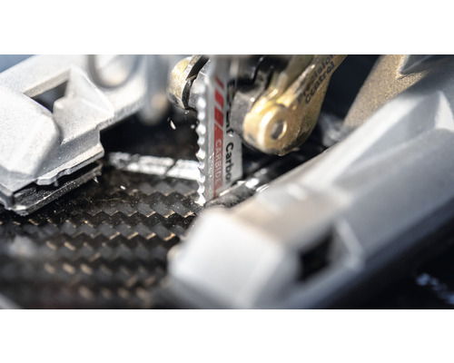 Gros plan d''une scie coupant un matériau