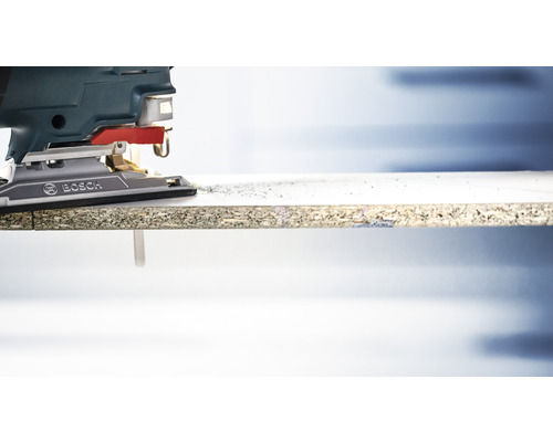 Stichsäge beim Schneiden einer Holzplatte