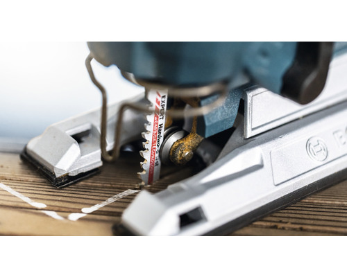 Gros plan d''une scie sauteuse coupant du bois avec une lame de scie Expert en carbure de tungstène