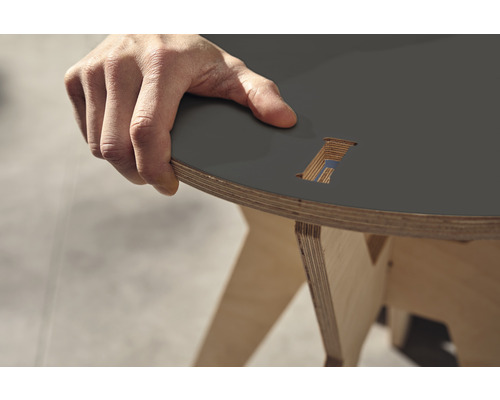 Tisch mit Platte und Beinen aus Holz