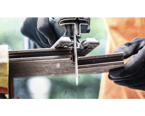 Eine Stichsäge schneidet ein Werkstück.