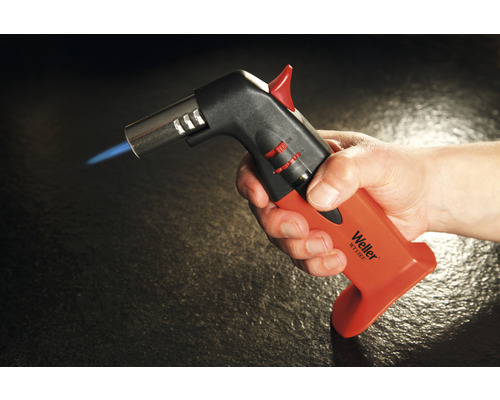 Lampe à souder avec flamme dans la main