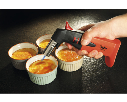 Un brûleur est utilisé pour caraméliser la crème brûlée.