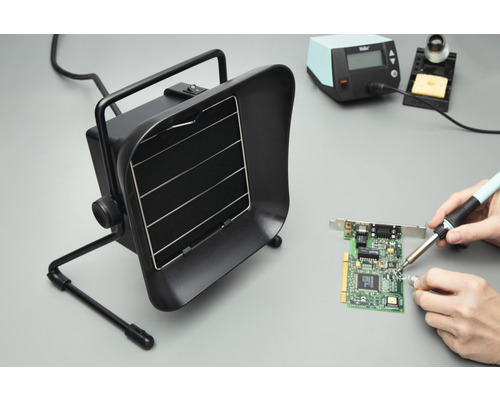 Aspirateur de fumée de soudure lors du soudage d''une carte de circuit imprimé