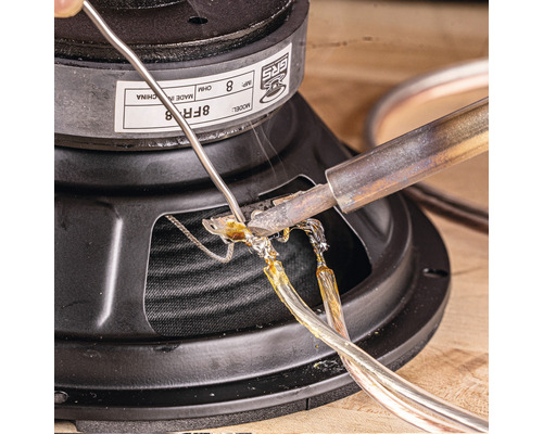 Soudure d''un câble de haut-parleur sur un haut-parleur