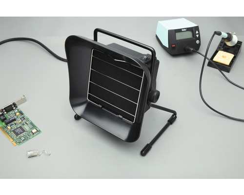 Aspiration des fumées de soudure avec fer à souder, soudure et carte de circuit imprimé