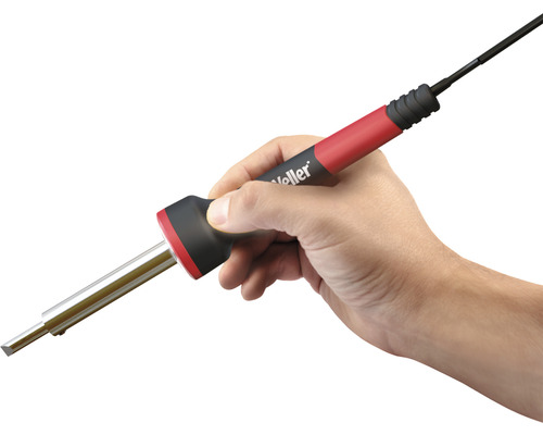 Fer à souder dans la main