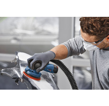 Ein Mann schleift ein Werkstück mit einem Exzenterschleifer von Bosch