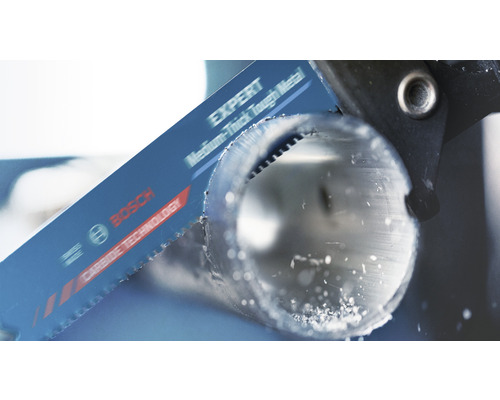 Bosch Logo. Metallsägeblatt schneidet Metallrohr.