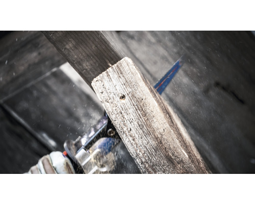 Handsäge sägt Holzbrett