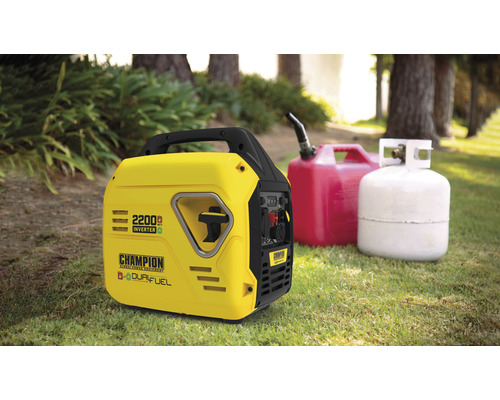 Générateur Champion jaune avec bidon de carburant et réservoir de gaz à l''extérieur
