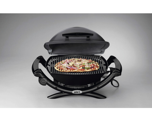 Elektrogrill mit offener Haube und Pizza auf dem Grillrost