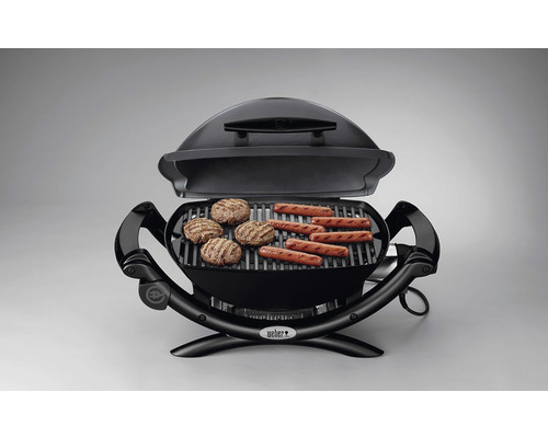 Elektrogrill mit Würstchen und Burger auf dem Grillrost