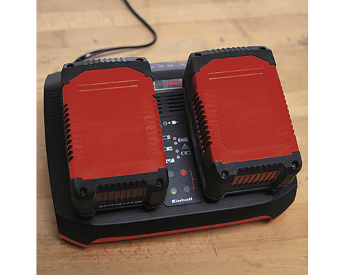 Akkuladegerät mit zwei roten Akkus