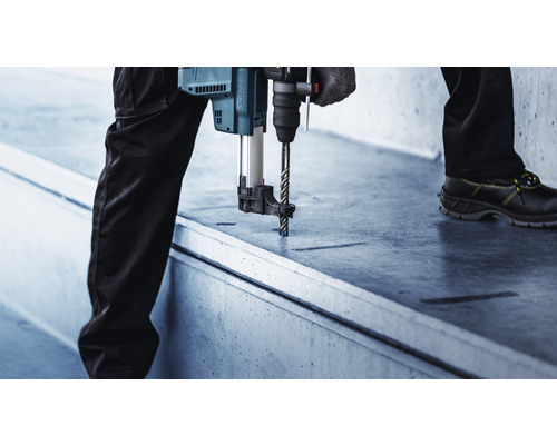 Bohren mit Bohrmaschine in Beton