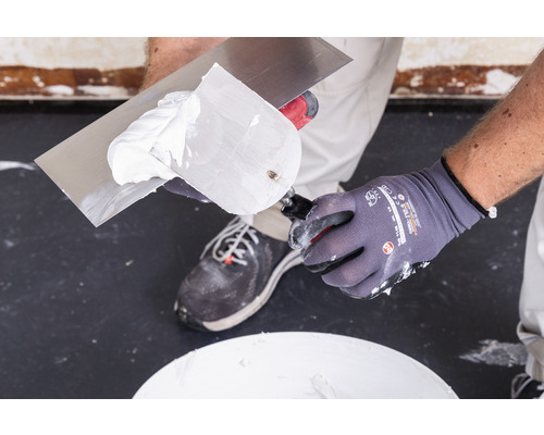 Handwerker mit Spachtel und Spachtelmasse