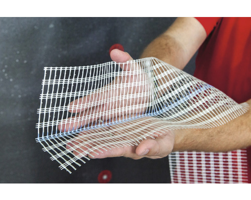 Une personne tient un tissu d''armature à la main.