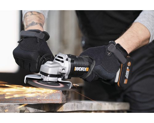 Une personne utilise une meuleuse Worx pour couper du métal.