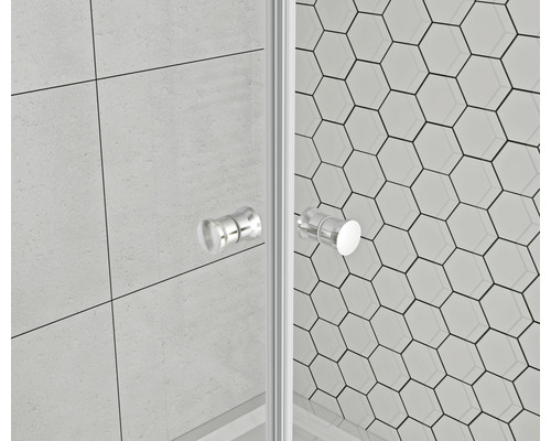 Gros plan d''une cabine de douche avec parois en verre et poignées sur fond de carreaux hexagonaux