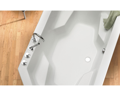 Vue de dessus d''une baignoire rectangulaire avec robinetterie