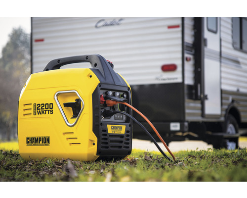 Générateur Champion d''une puissance de 2200 watts devant une caravane.
