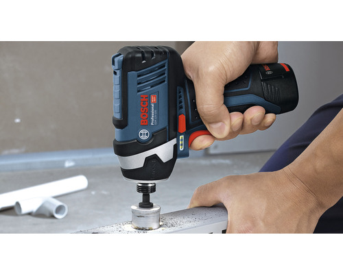 Bosch Akku-Schlagschrauber im Einsatz beim Bohren eines Lochs in ein Metallstück.