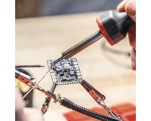 Soudure d''une carte de circuit électronique avec fer à souder et support