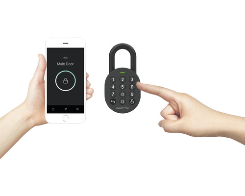 Une main tient un smartphone avec une application, tandis qu''une autre main actionne un cadenas à chiffres.