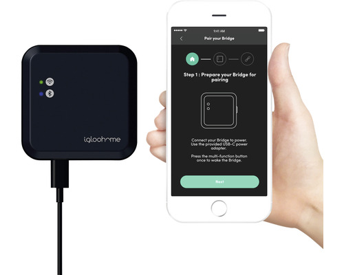 igloohome Bridge à côté d''un smartphone avec l''application igloohome pour le couplage d''appareils