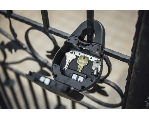 Coffre-fort à clés avec plusieurs clés sur une clôture métallique