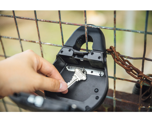 Boîte à clés avec clé, montée sur une clôture