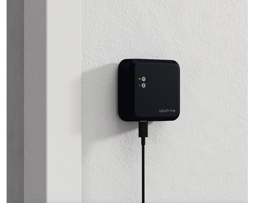Logo Iqloohome avec câble USB branché sur un mur