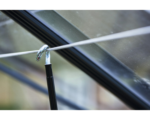 Detailansicht eines Seilzuges mit Haken an einem Gewächshaus