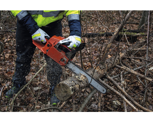 Personne coupant une bûche avec une tronçonneuse