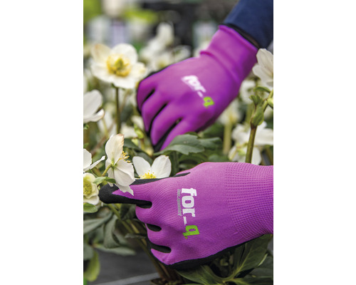 Personne portant des gants de jardinage lors du jardinage