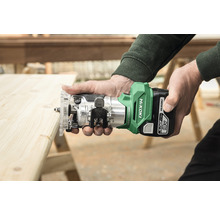 Personen halten eine Akku Oberfräse von HiKoki über ein Holzbrett.