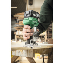 Person benutzt Oberfräse auf Holzbrett. Marke: HiKoki