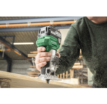 Eine Person benutzt eine Akku Oberfräse von Hikoki für Holzarbeiten.