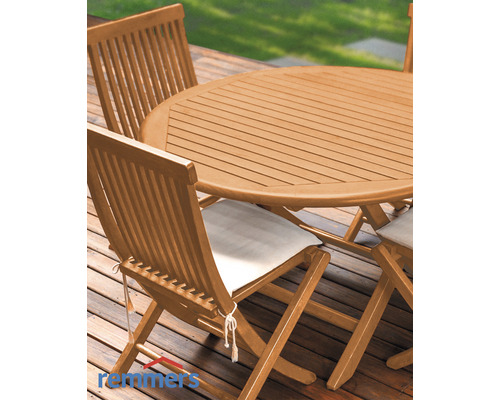 Table de jardin avec chaises en bois sur une terrasse