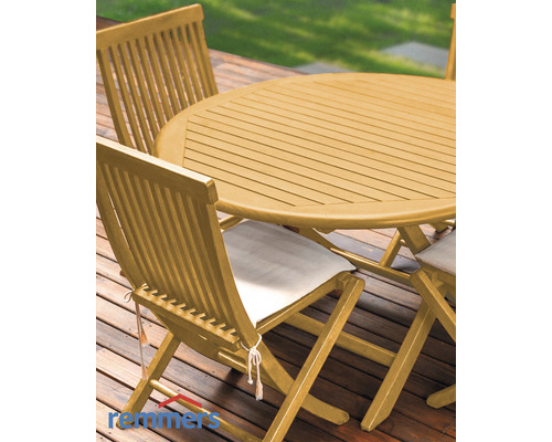 Gartentisch und Gartenstühle aus Holz mit Sitzkissen