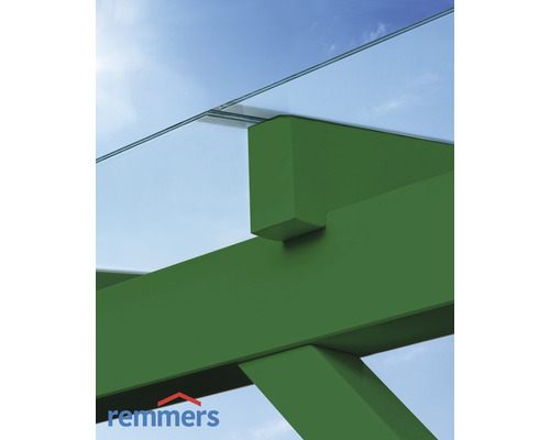 Detailansicht einer Terrassenüberdachung mit grünen Holzbalken und durchsichtigem Glasdach. Remmers Logo.
