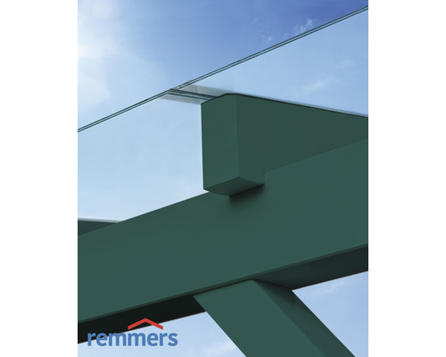 Detailansicht einer Terrassenüberdachung mit Glasscheiben und grünem Trägergerüst.