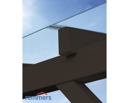 Detailansicht einer Terrassenüberdachung aus Glas und Holz