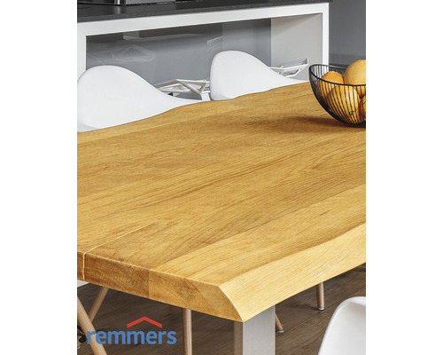 Esstisch aus Holz mit Obstschale und Stühlen