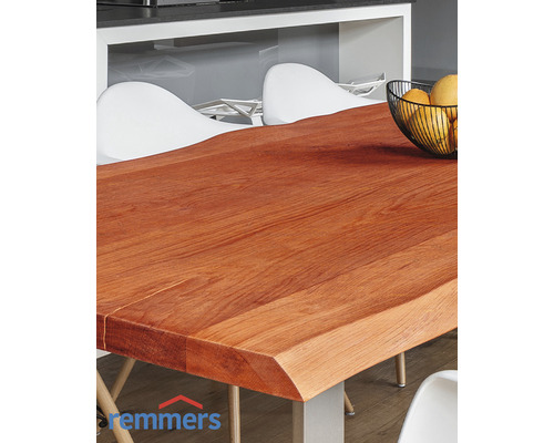 Table à manger avec plateau en bois et coupe de fruits sur une table de cuisine