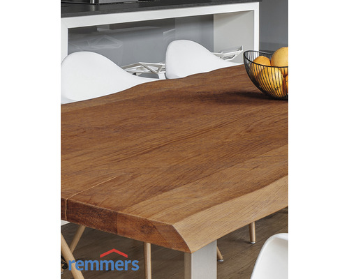 Esstisch mit Holzplatte und Stühlen in einem hellen Raum