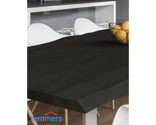 Table de salle à manger avec plateau en bois foncé, chaises blanches et corbeille de fruits