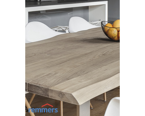 Esstisch aus Holz mit Obstschale und Stühlen