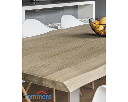 Detailansicht eines Esstisches mit Holzmuster und Obstschale